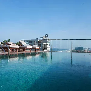 מלון Sofiana My Khe & Spa- Rooftop Pool Bar, דה נאנג